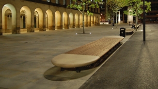 Doppelbank aus Holz und Naturstein St Perters Square Manchester